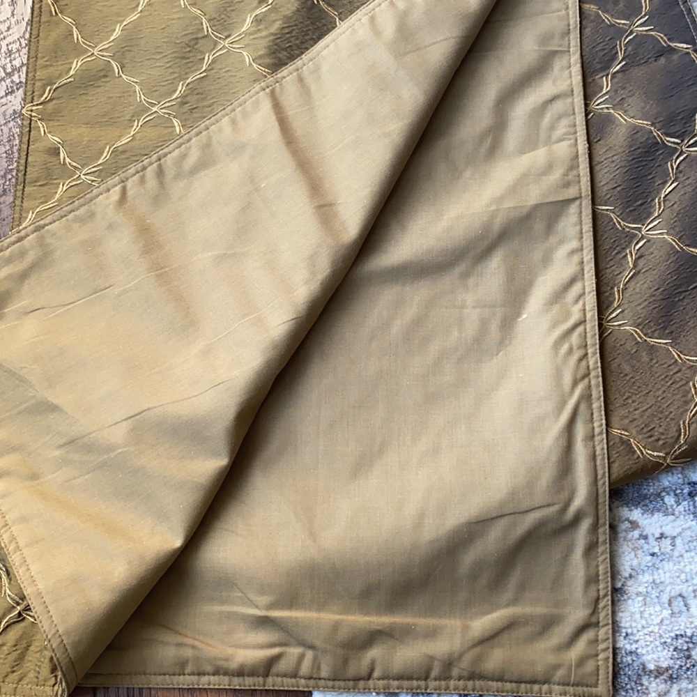 Table Runner - Picture 4 of 9